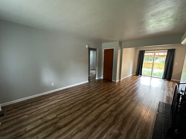 Building Photo - Super Clean 2 Bedroom Unit Of Duplex in North Albany