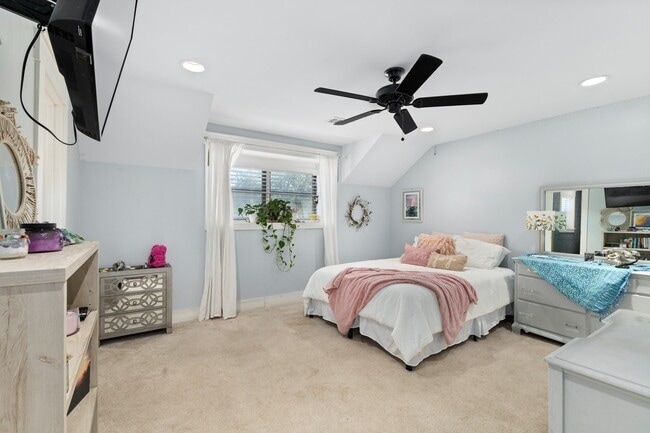 Building Photo - 2710 Colonial Dr