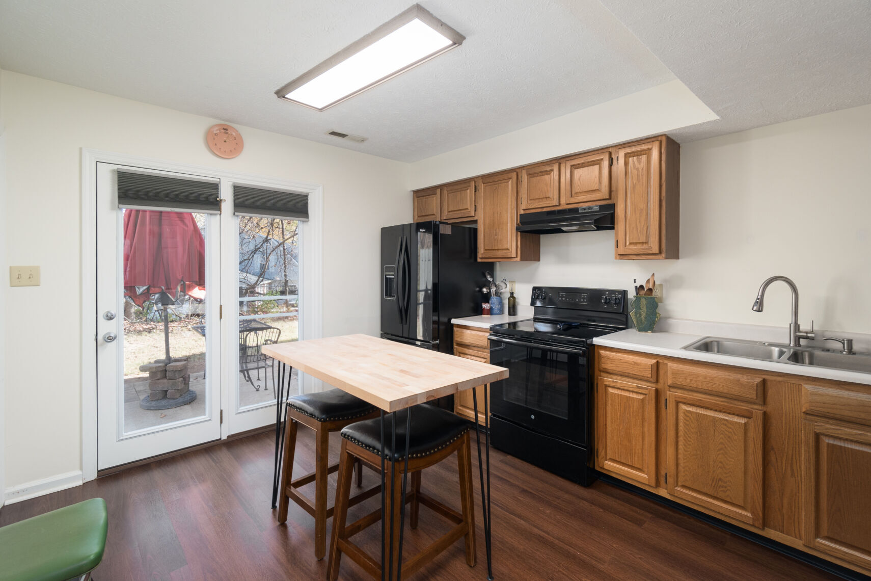 Kitchen - 753 E Sherwood Hills Dr