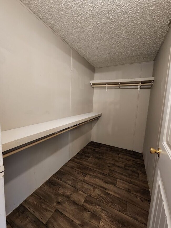 Building Photo - 3 Bed  2 Bath  2 Garage/Workshop and Fenced