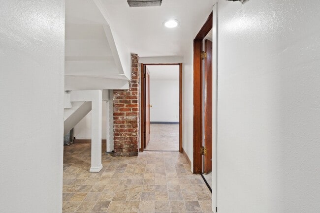 Building Photo - 709 McKenzie Ave