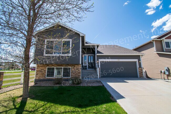 Building Photo - 3 bed, 3 bath Corner Lot in the Maple Hill...