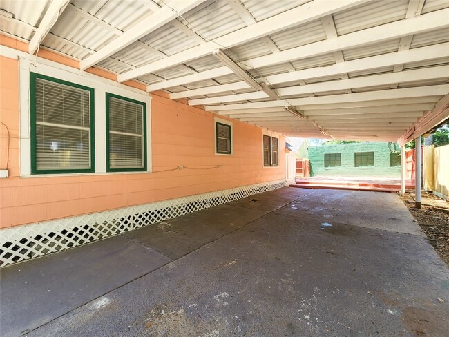 Building Photo - 747 E 18th St