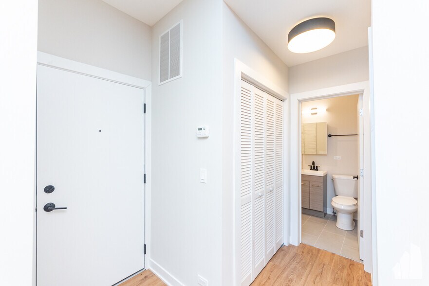 Building Photo - 651 W Wrightwood Ave