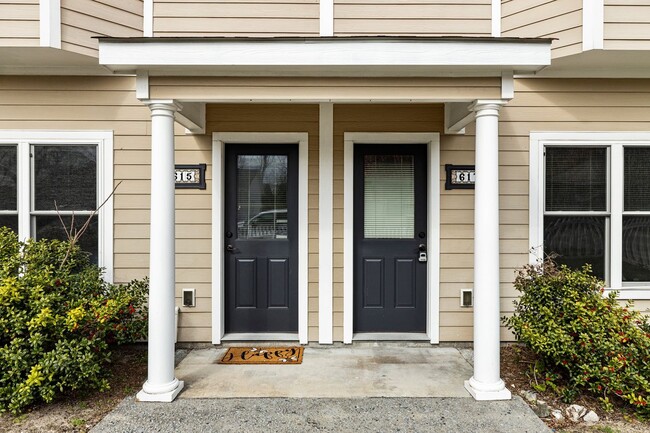 Building Photo - Newly Renovated Townhome