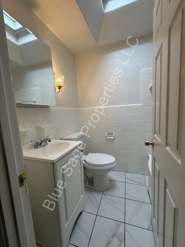 Building Photo - Beautiful 3 bedroom, 2 full bathroom with ...