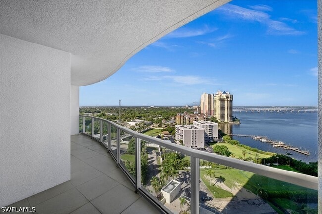 Building Photo - 3000 Oasis Grand Blvd