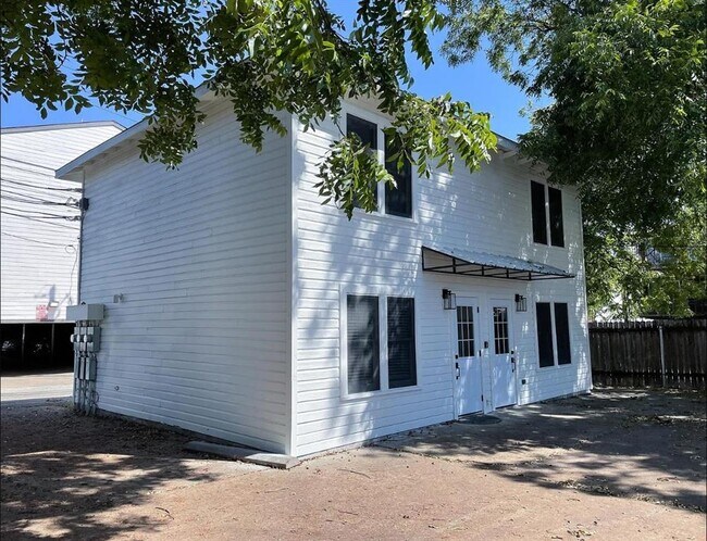 Building Photo - 110 E 30th St