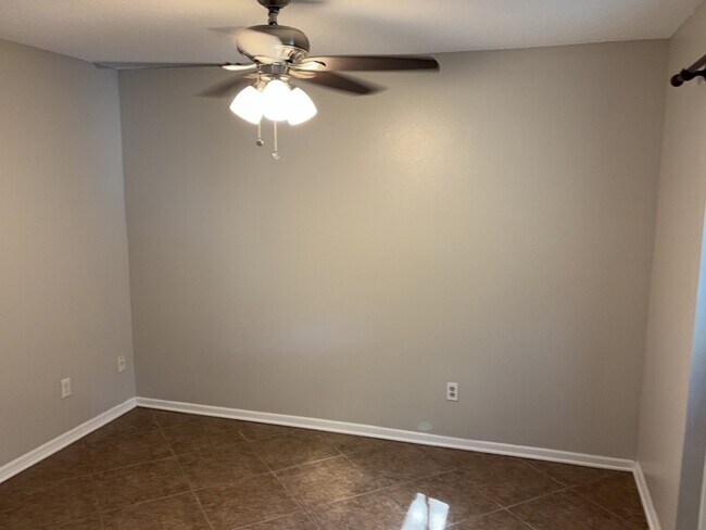 Building Photo - 2201 Grasmere Dr