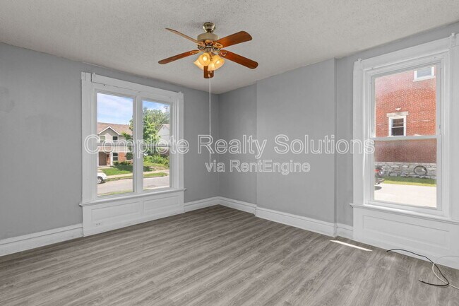 Building Photo - 5866 Etzel Ave