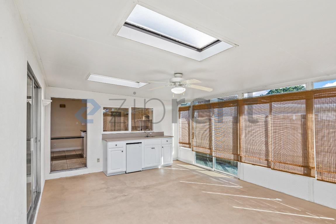 Building Photo - Unit