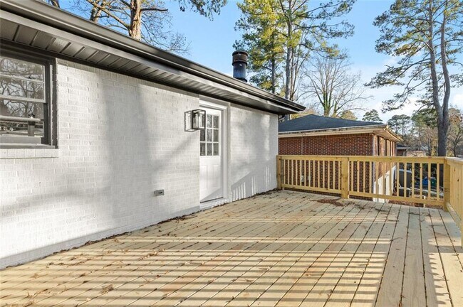 Building Photo - 2241 Glendale Dr