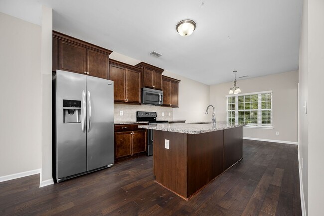 Building Photo - Luxury Townhome at the Boulevard