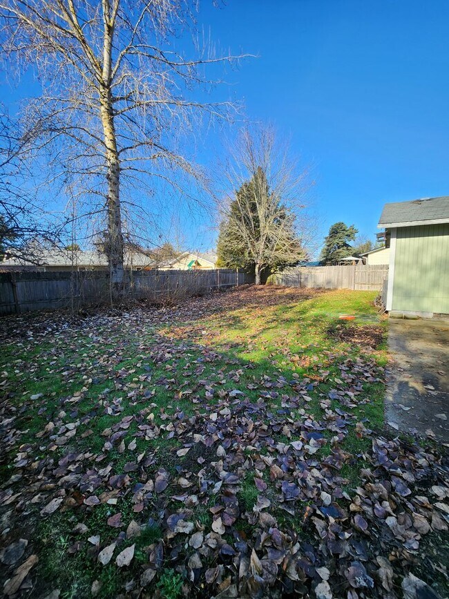 Building Photo - 3 Bedroom Home Excellent Location Near Sch...