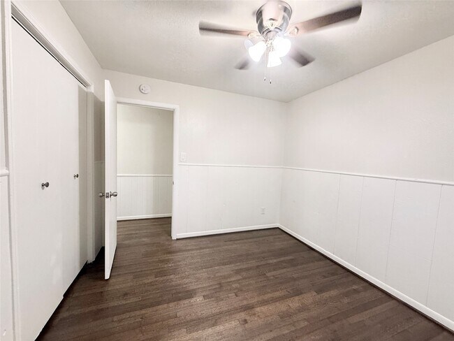 Building Photo - 523 Wisteria St