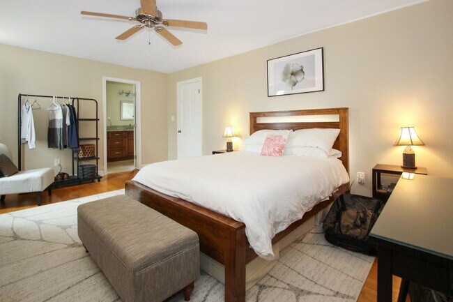 Building Photo - 427 Elizabeth Lake Dr