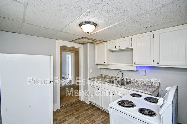 Building Photo - 825 7th St NW