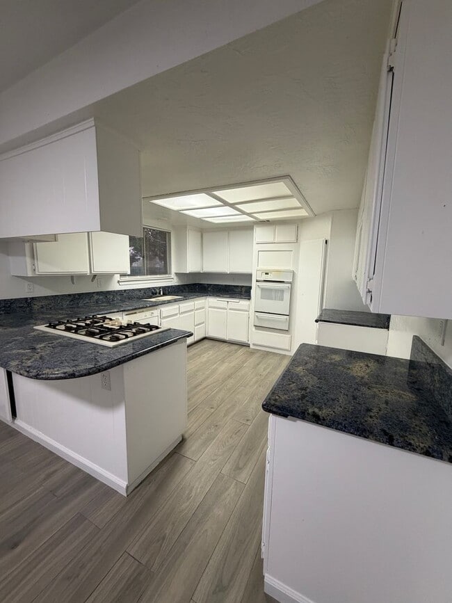 Building Photo - 14606 Riverside St