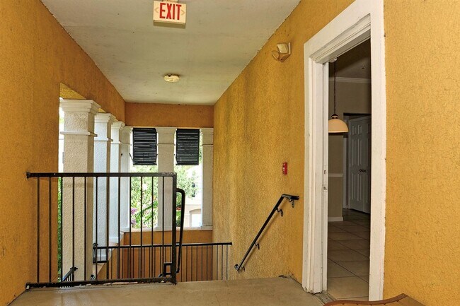 Building Photo - Spacious 2 bed 2 bath condo, split floorplan on the 3rd floor! Gated community at Mosaic at Millenia