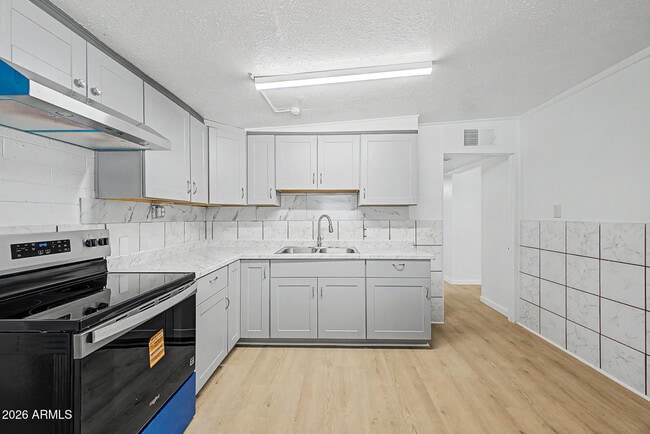 Building Photo - 2038 E Lemon St