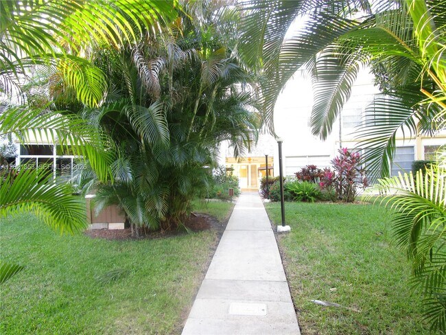 Building Photo - 5111 W Oakland Park Blvd