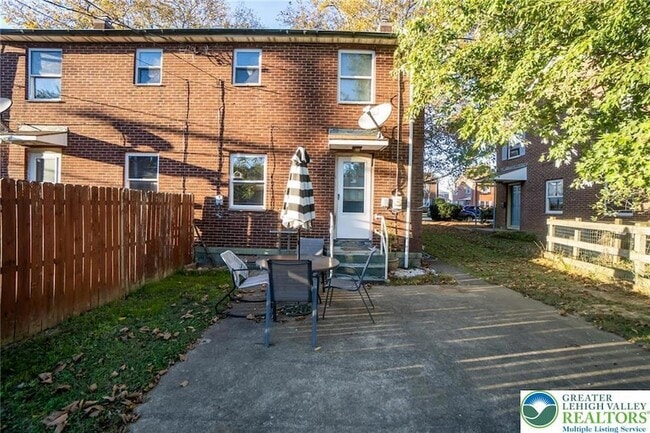 Building Photo - 240 Palmer St