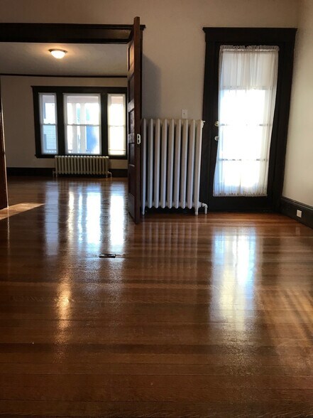 Living room - 82 Bridge St