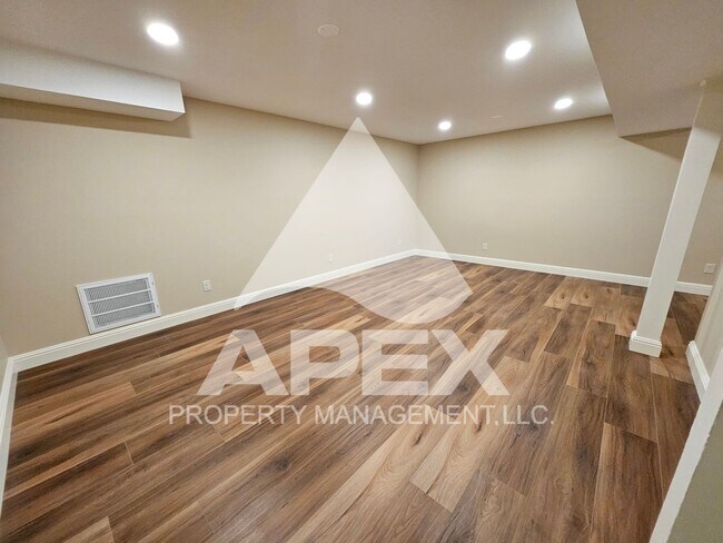 Building Photo - Renovated - 2 Bd 2.5 Ba Townhouse Duplex w/Huge Bonus room and oversized 1-car garage in West Kno...