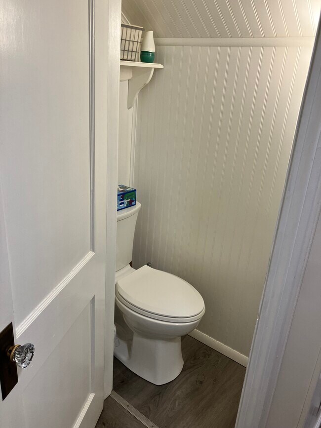 1st Floor Bathroom - 299 High Street
