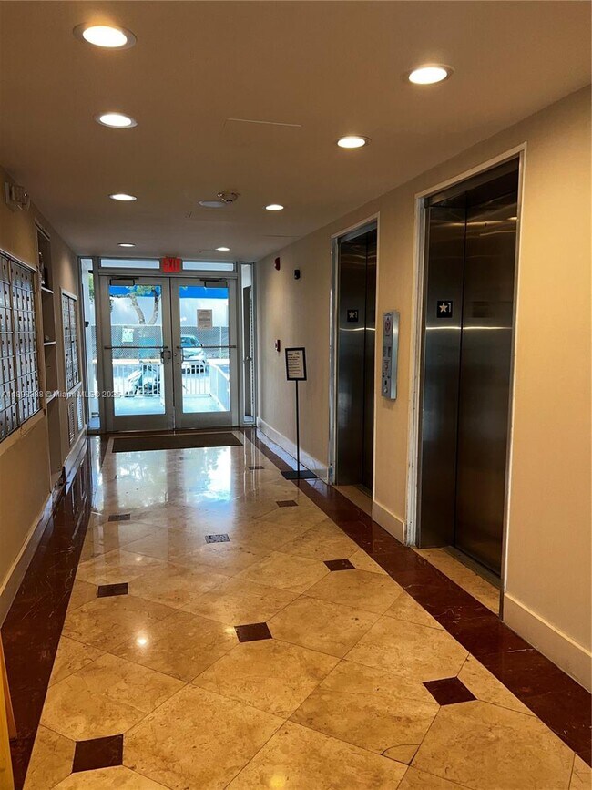 Building Photo - 1455 N Treasure Dr