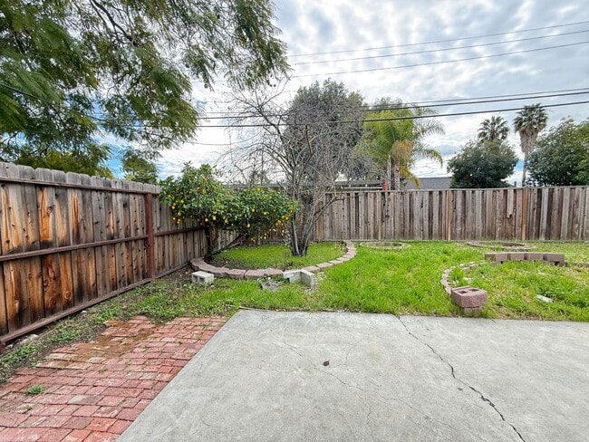 Building Photo - 2598 Dixon Dr