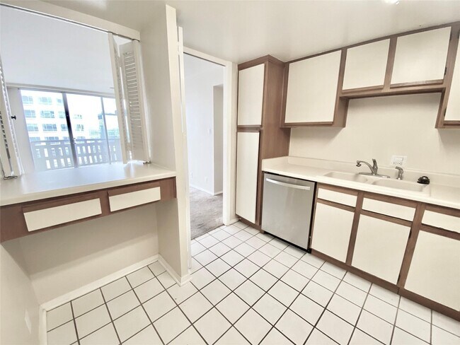 Building Photo - 2016 Main St