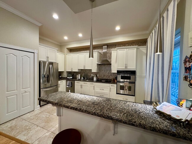 Building Photo - Updated 2 Bed 2.5 Bath Townhouse in A+ loc...