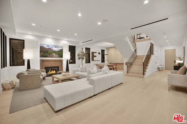 Building Photo - 4433 Kraft Ave