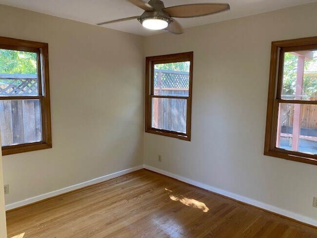 Building Photo - Charming home in great location