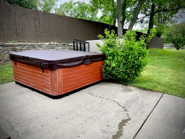 Building Photo - 202 Edgewater Dr