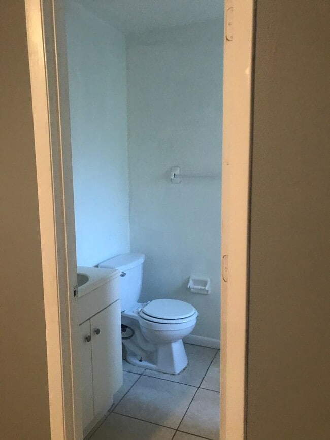 Building Photo - SPACIOUS RANCH STYLE 3 BEDROOM 2 FULL BATH...
