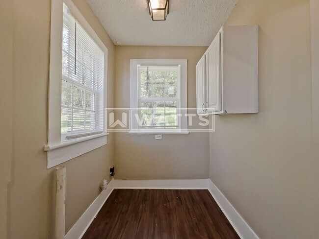 Building Photo - 3 Bedroom House in Eastlake Community