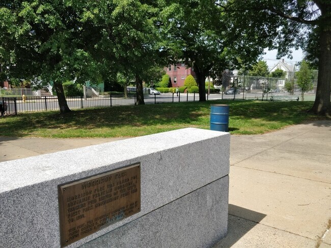 Building Photo - 15 Carney St