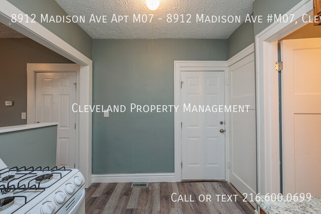 Building Photo - Studio Apartment on the West side of Cleve...