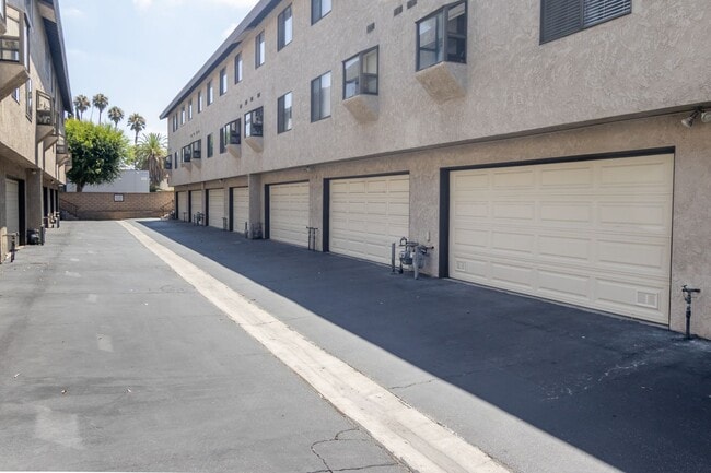 Building Photo - Beautifully Renovated 3-Bedroom Townhome i...