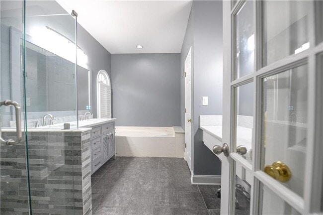 Building Photo - 304 Bridle Path