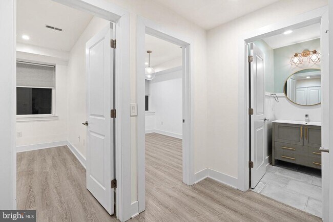 Building Photo - 1649 E Eyre St