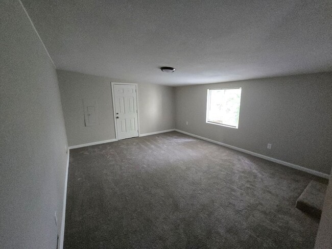 Building Photo - Charming 4 bed 1.5 bath