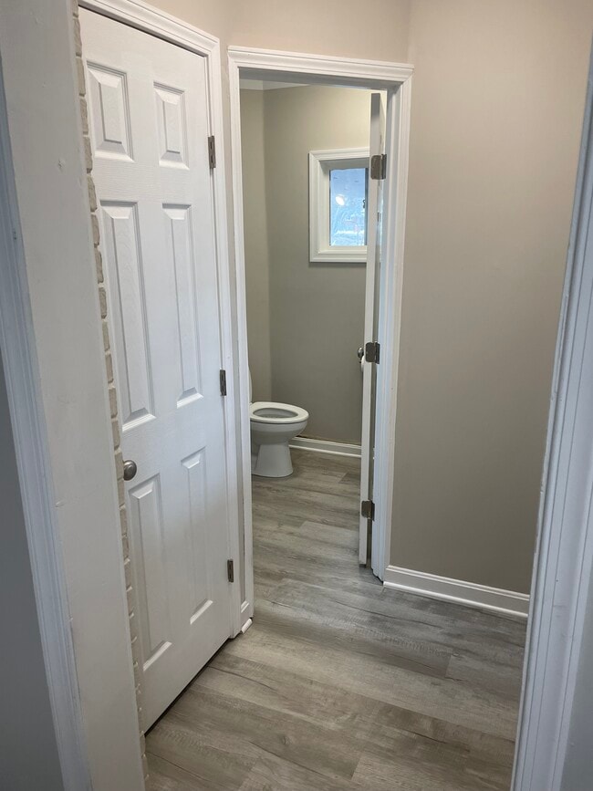 Building Photo - 213 Poplar Ave