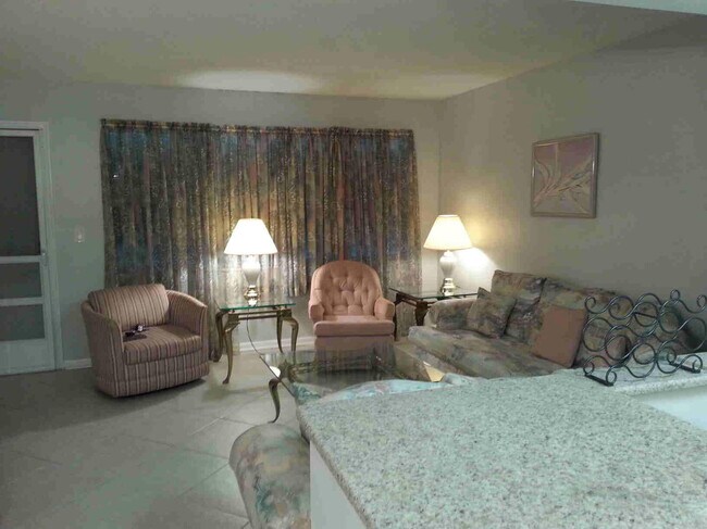 Building Photo - 300 Horizon W