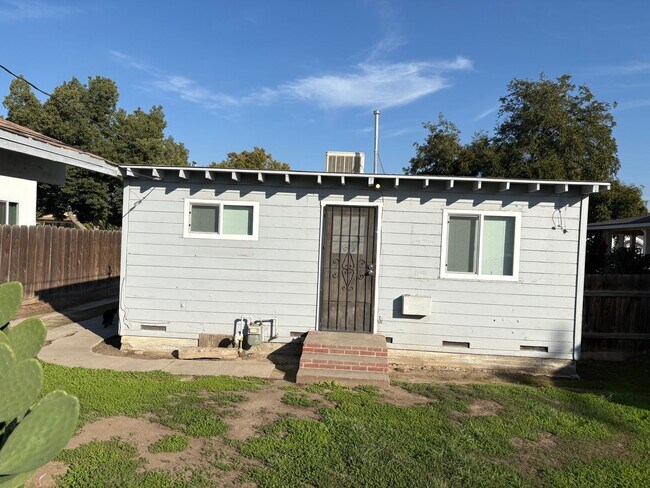 Building Photo - Cozy Home On Spacious Lot Available Now!