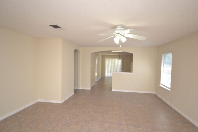 Building Photo - 3 Bedroom 2 Bath in Horizon Park