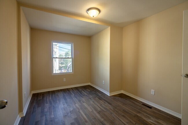 Building Photo - ???Newly Updated, MODERN 2 Bedroom in booming Brewerytown