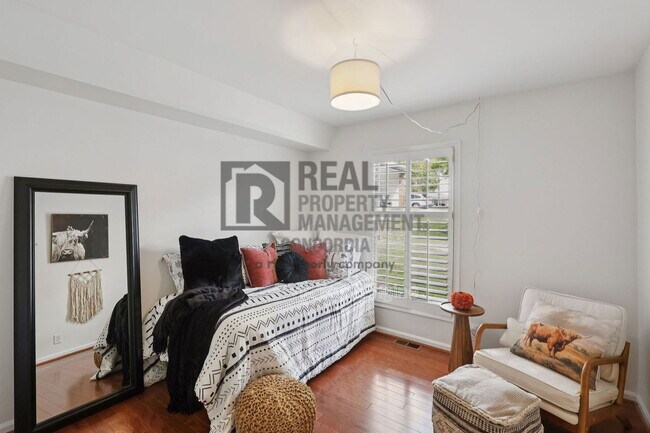 Building Photo - 5025 Hillsboro Pike